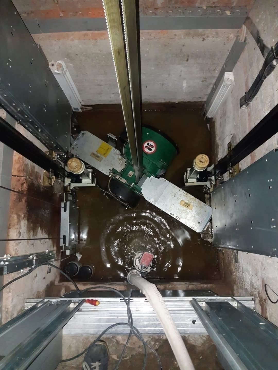 Sửa chữa thang ngập nước