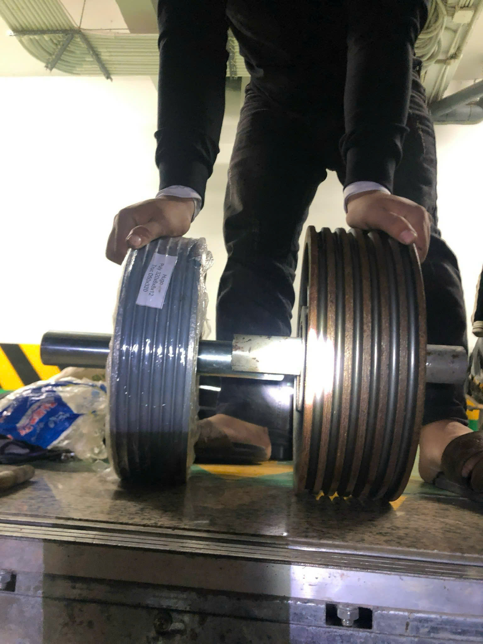 Thay thế pully thang máy